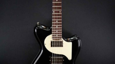 Jörg Weißelberg mit seiner Neuen Friedrich II Relic – Berlin Custom Guitars